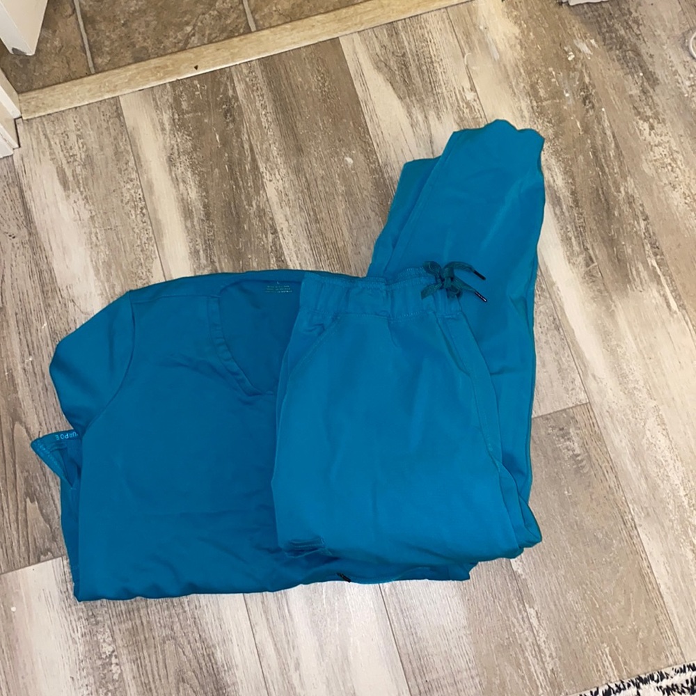 Jaanuu Scrub Set